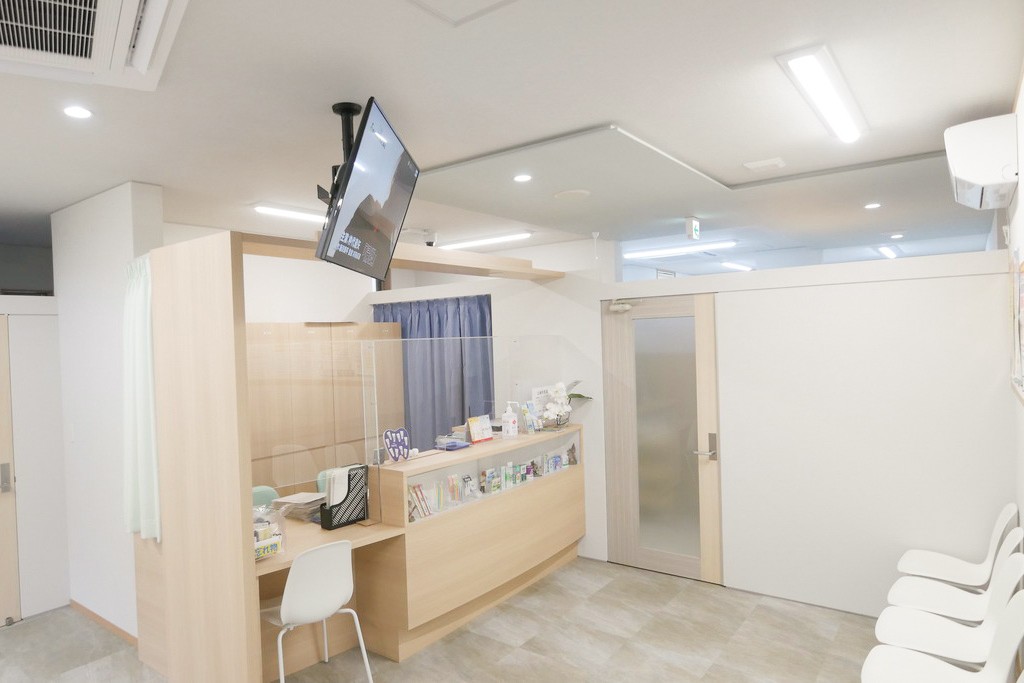 ①医院外観②受付/待合室③駐車場