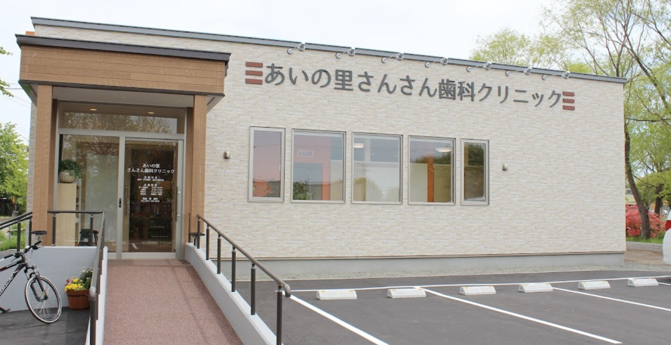 ①クリニック外観　②受付　③待合室