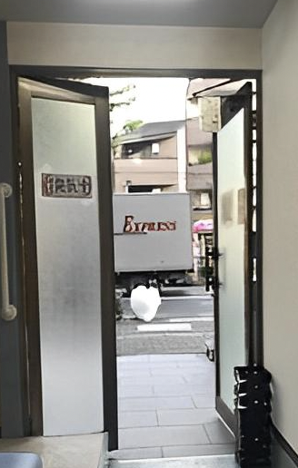 ①クリニック外観②待合室③カウンセリングルーム