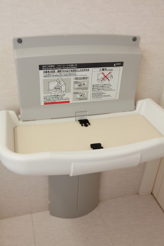 ①外観②待合室③おむつ交換台