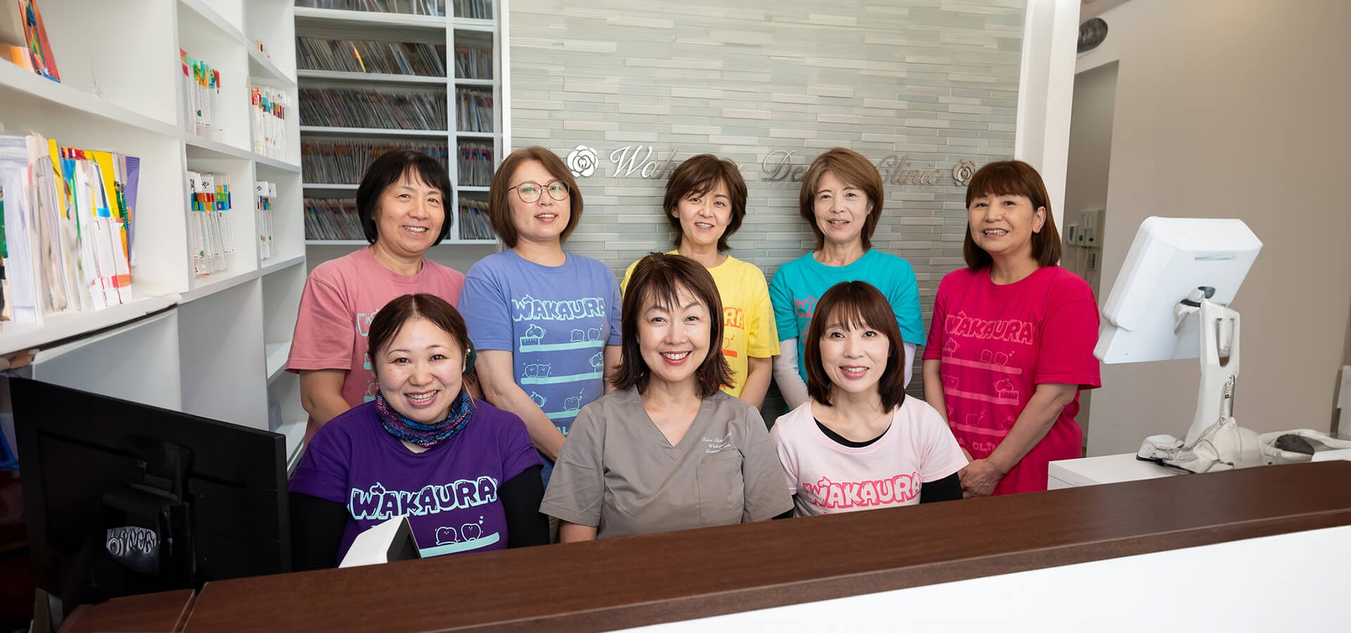 女性医師と女性スタッフが診療を行っています