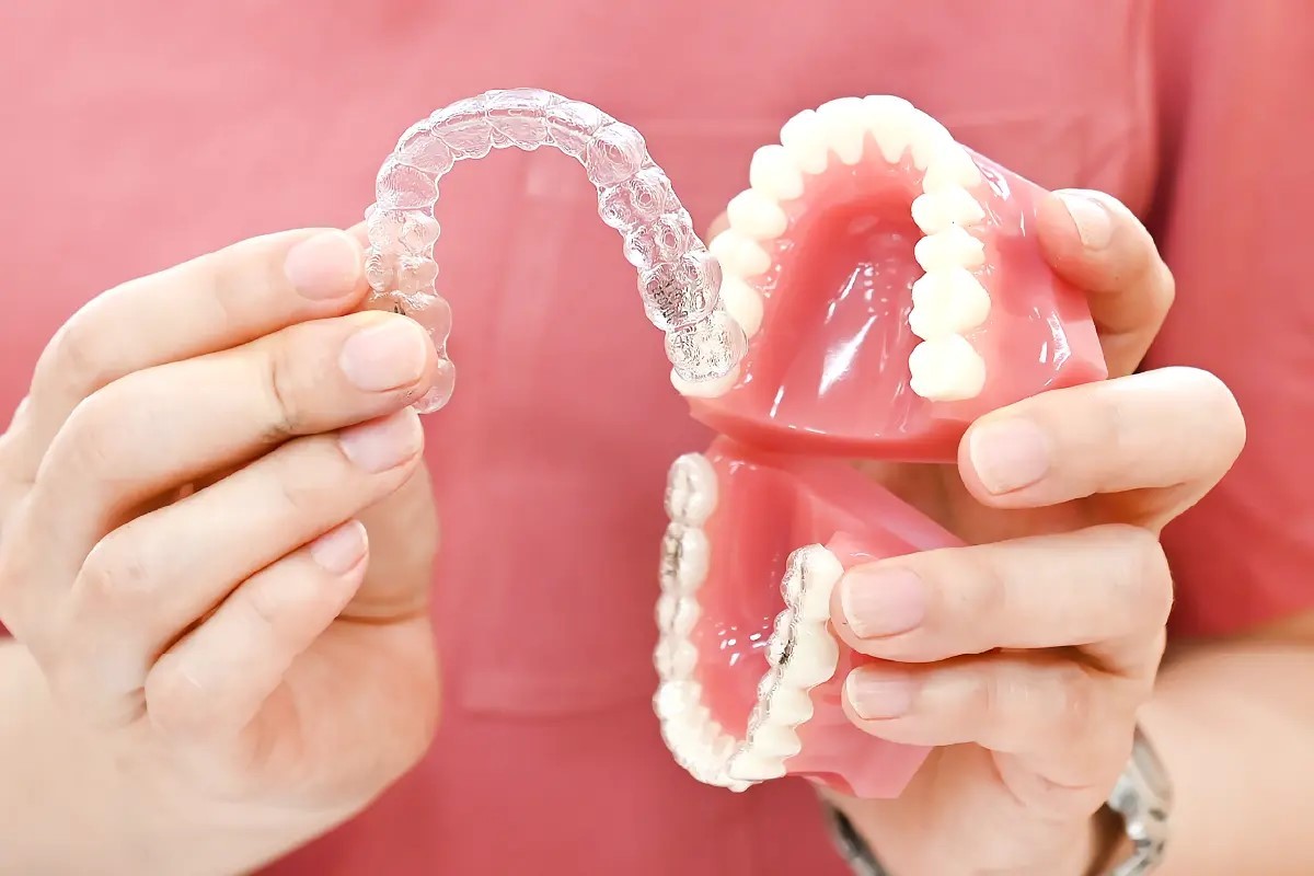 透明なマウスピースによるアライナー矯正に力を入れています