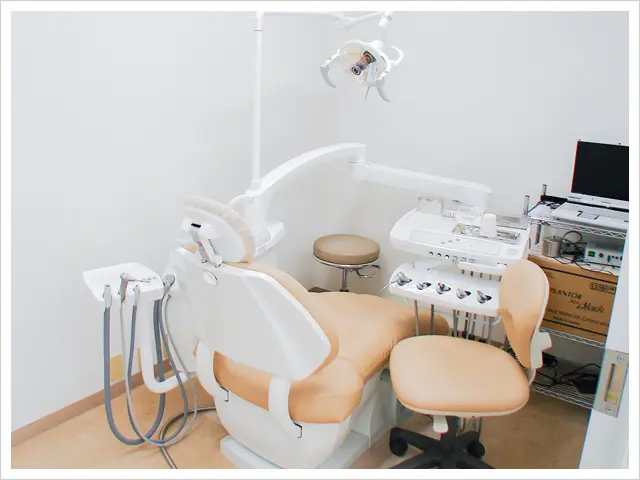 ①医院外観 ②受付・待合室 ③個室診療プライベートルーム