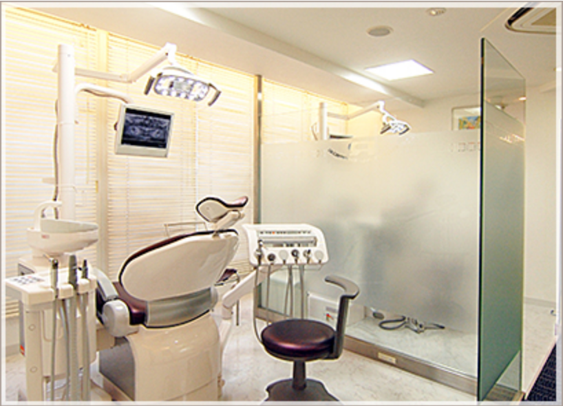 ①クリニック外観②受付③診療チェア