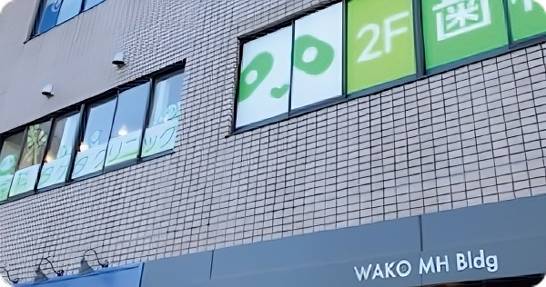 ①クリニック外観②診療チェア③受付