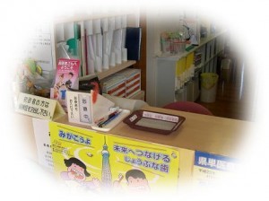 ①医院玄関　②受付　③待合室