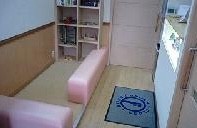 ①医院外観②待合室③診療台