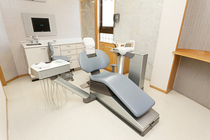 半個室の広々とした診療室