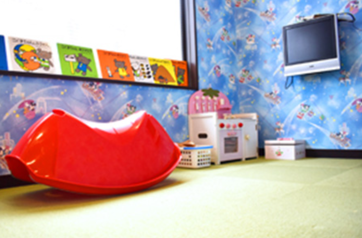 ①クリニック外観②待合室③キッズスペース