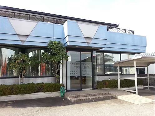 ①クリニック外観②看板③待合室