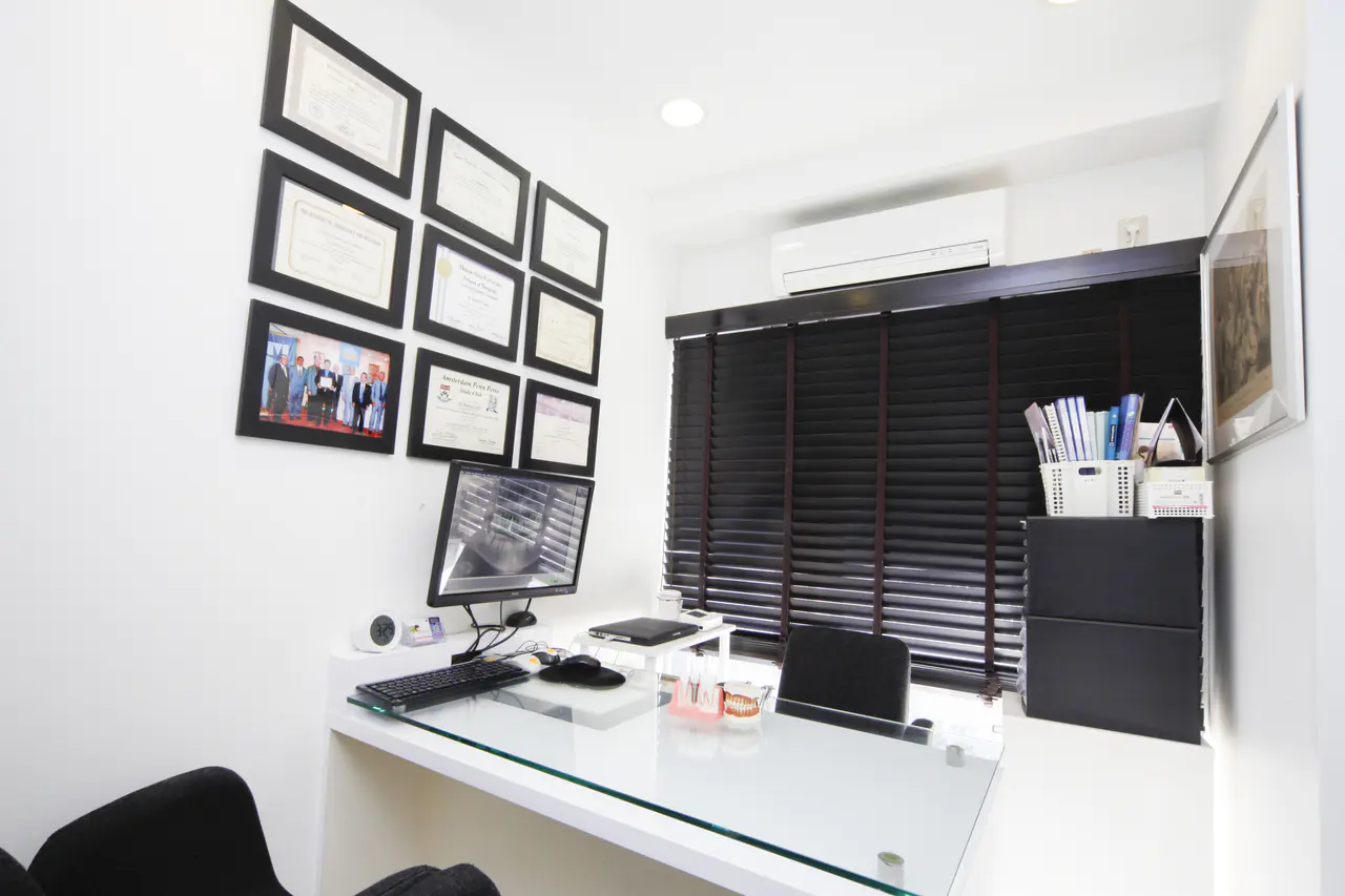 ①診療風景 ②カウンセリングルーム ③医院外観