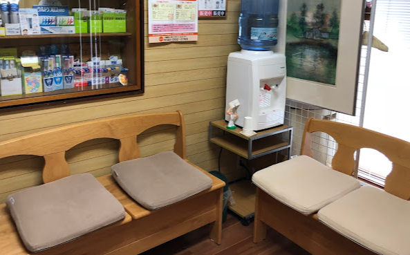 ①外観②受付③待合スペース