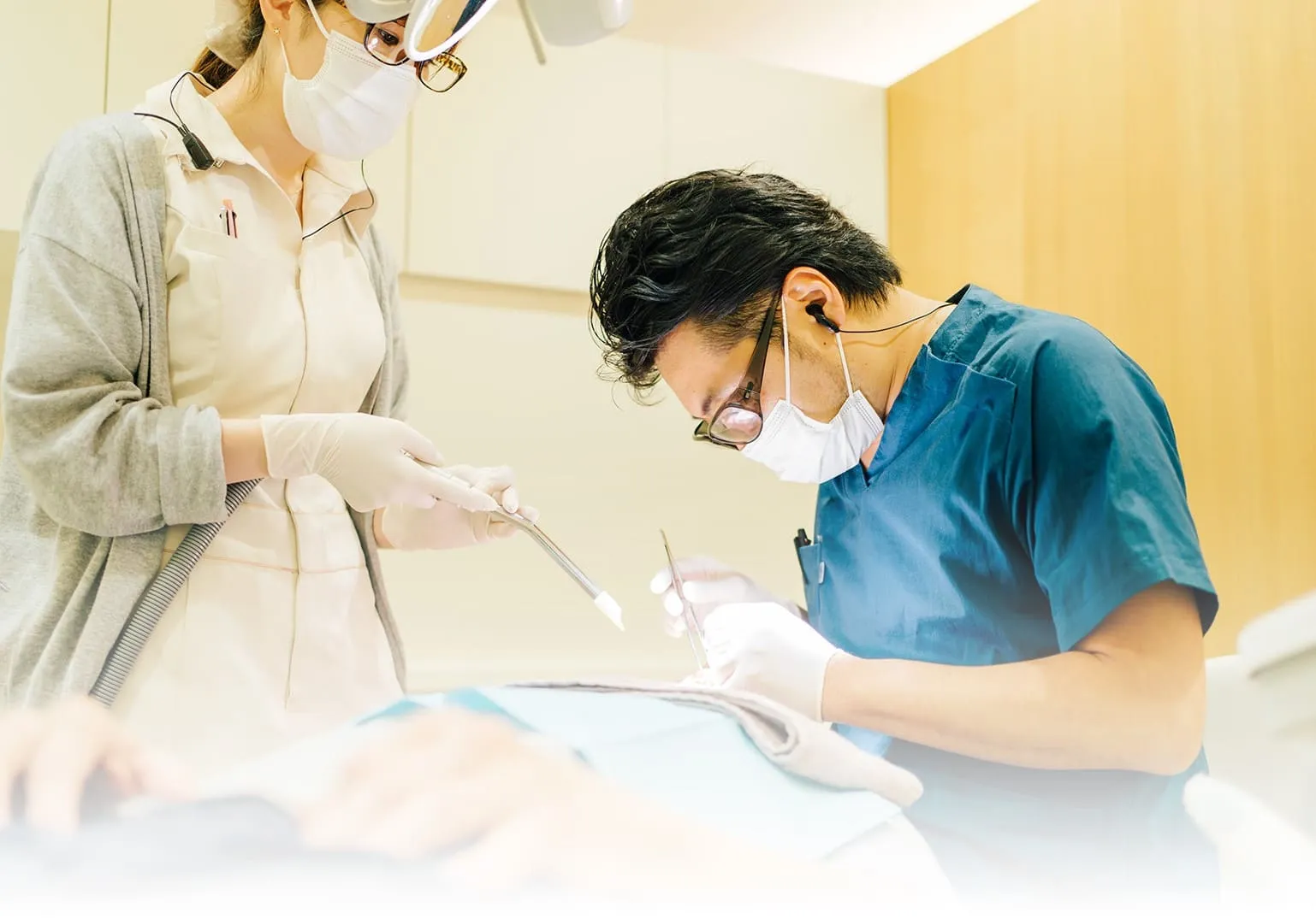 ①治療の様子、②外観、③待合室