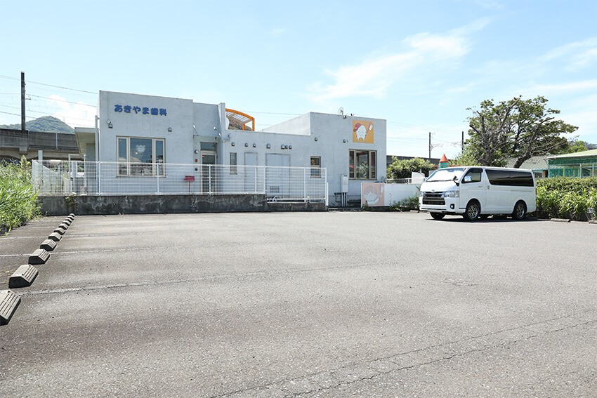 医院の裏にも駐車場がございます