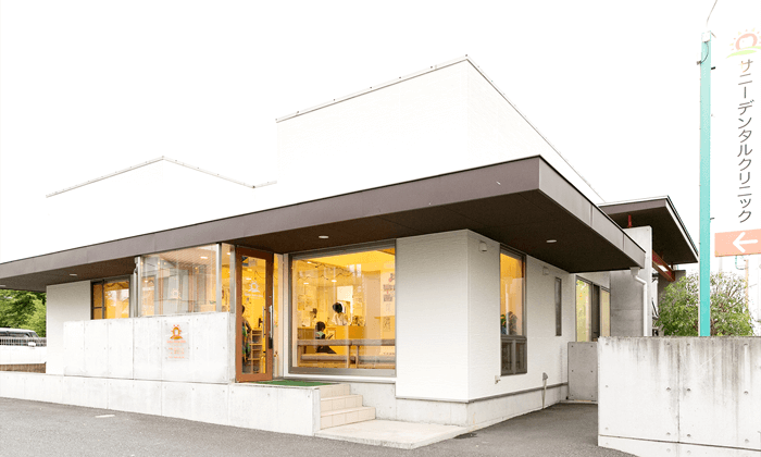 ①外観②待合室③診療室