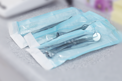 ①クリニック外観※写真はイメージです。　②受付※写真はイメージです。　③治療器具※写真はイメージです。