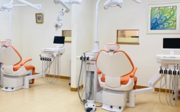 ①外観②受付③診療室