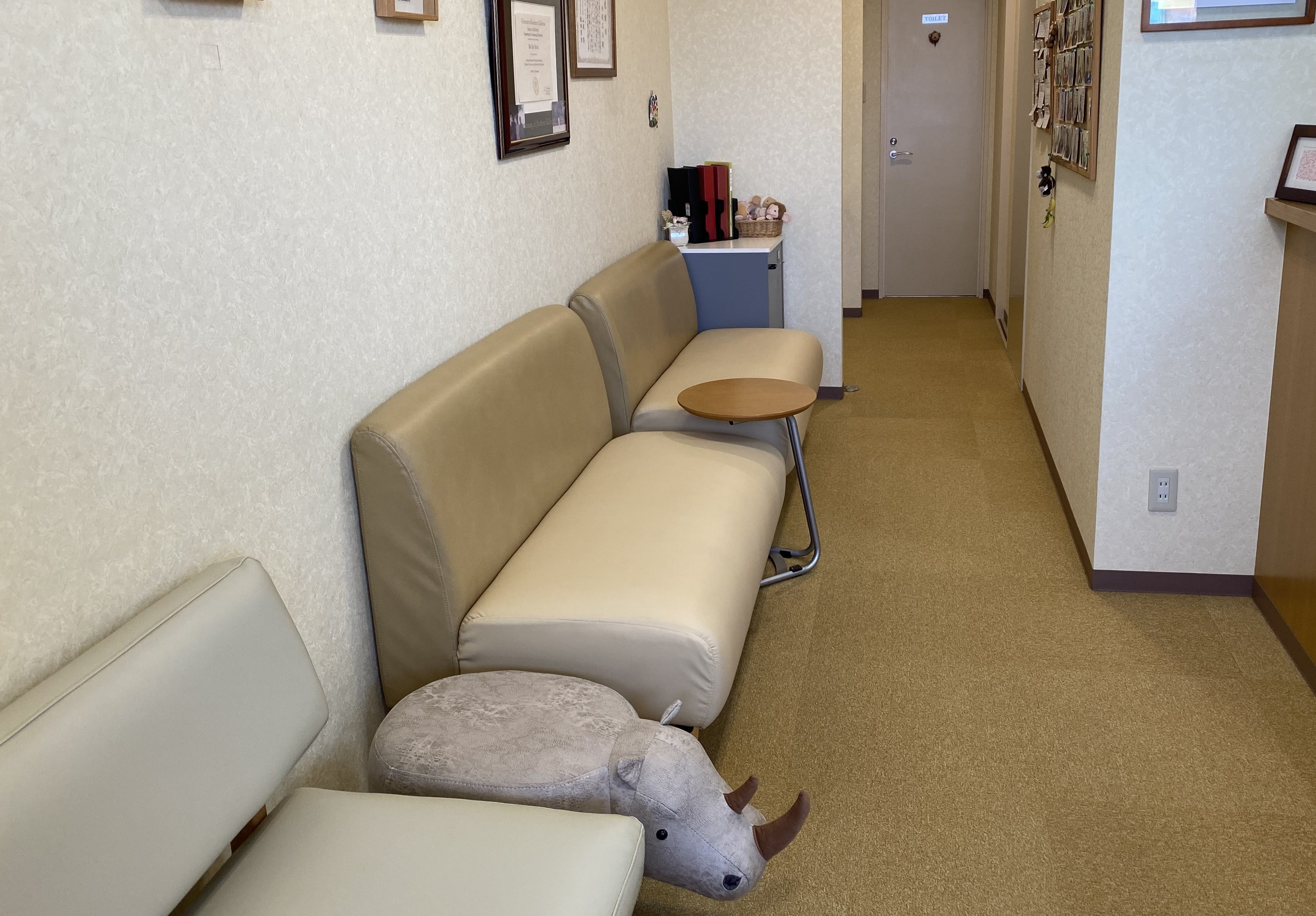 待合室にてリラックスしながら治療をお待ちください