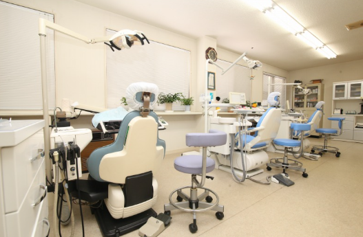 ①外観　②受付　③治療フロア