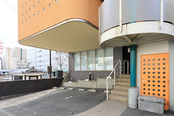 ①外観②待合室③診療室