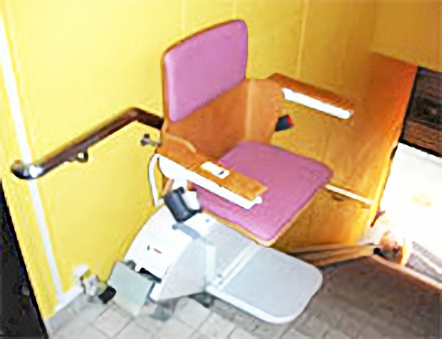 ①医院外観②待合室③階段昇降機