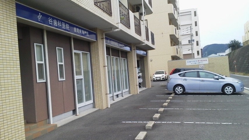 ①医院外観②駐車場完備③バリアフリー設計