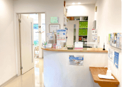 ①医院外側 ②受付③診療室