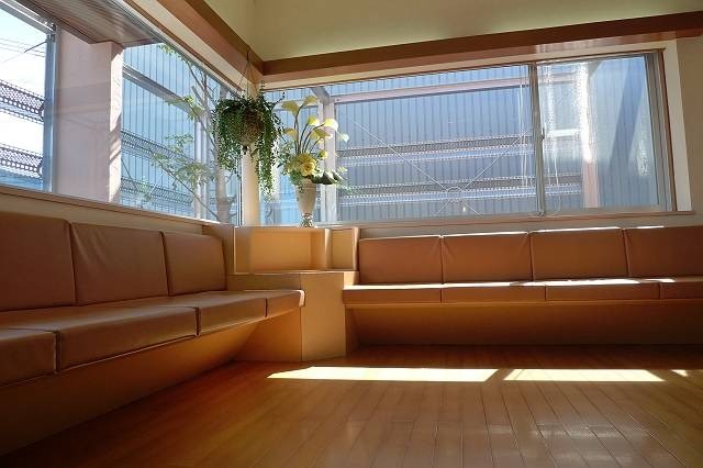 ①医院外観②待合室③駐車場