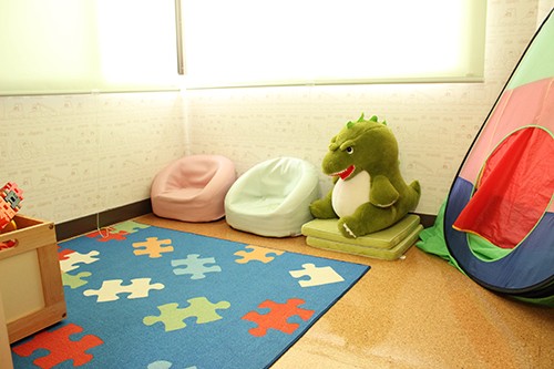 ①医院外観②受付③子供用の待合室