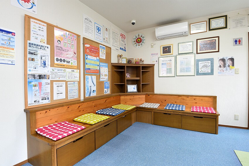 ①外観②受付③待合室