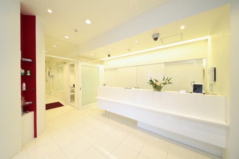 ①外観②待合室③受付