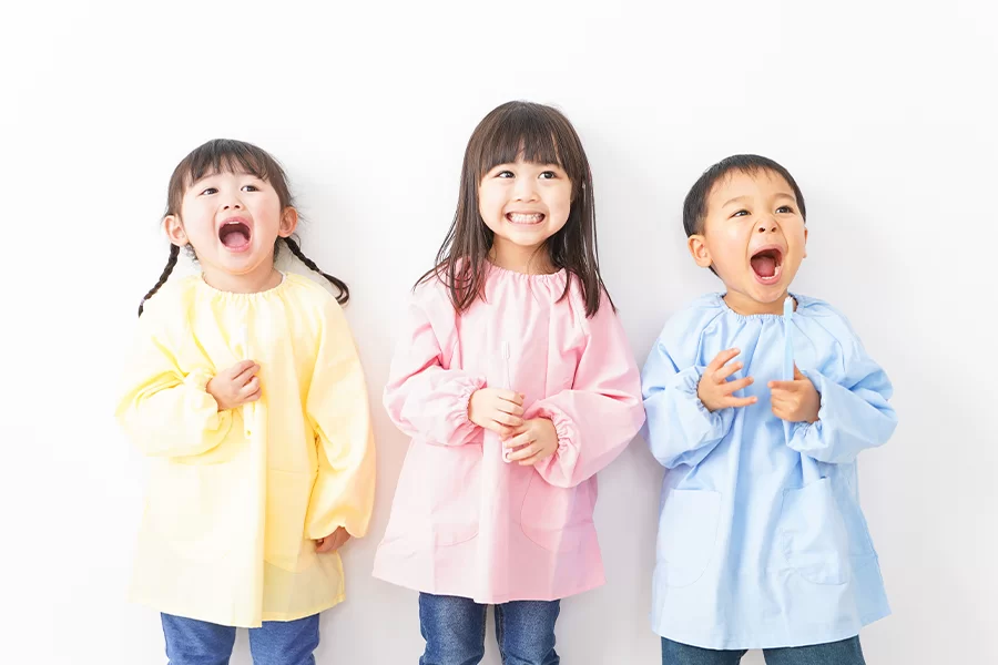 お子様が歯医者を怖がらないように、優しい声掛けやリラックスできる環境づくりに力を入れています