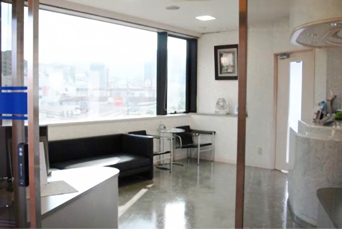 ①玄関②待合室③診察室