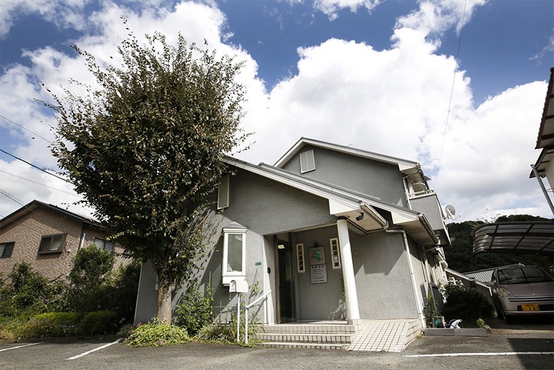 ①外観②受付③診療室