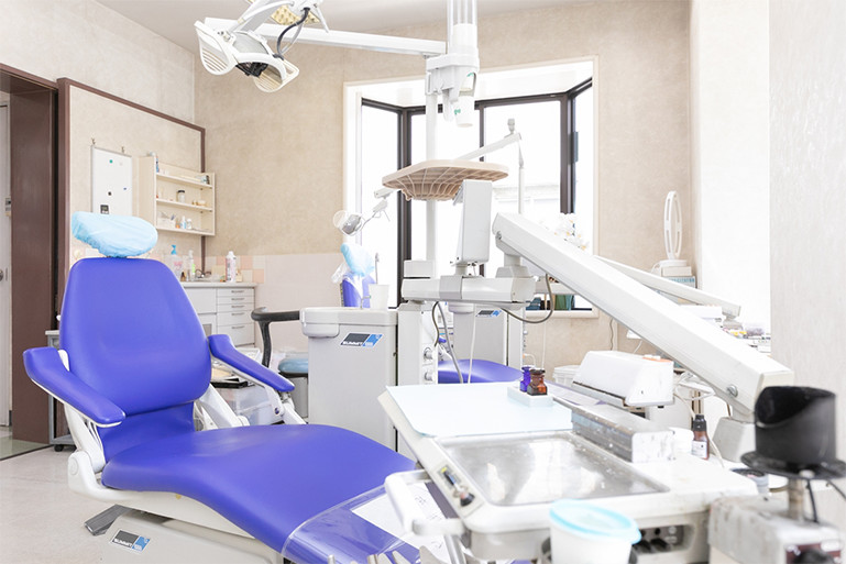 明るい診療室でリラックスして治療をお受けください