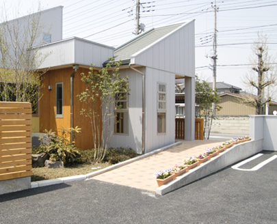 ①クリニック外観　②滅菌器具　③歯科用CT