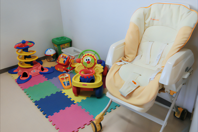 ①クリニック外観②待合室③キッズスペース