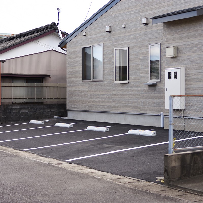 院の裏側にも駐車場がございます