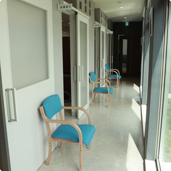 ①医院外観 ②受付 ③診療室内待合室