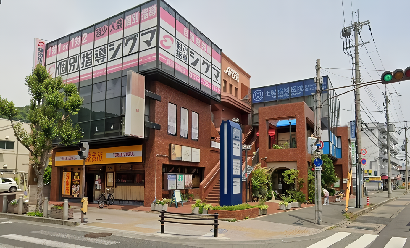 ①②外観③スタッフ