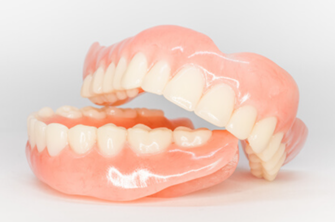 専門医による入れ歯治療で、食事と会話を楽しむ日常を取り戻します