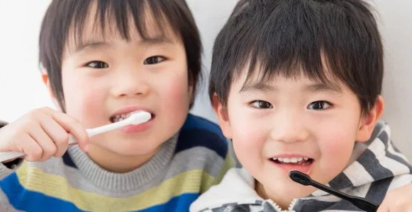 歯磨きをする子供達