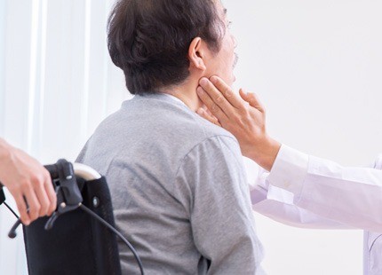 地域医療と連携した訪問歯科診療を通じて生活の質向上を支援しています。