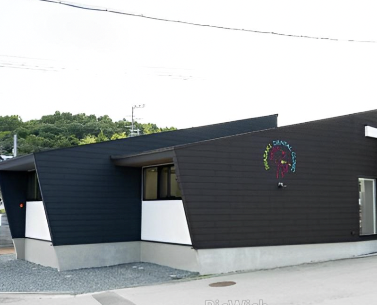 ①クリニック外観②待合室③診療チェア