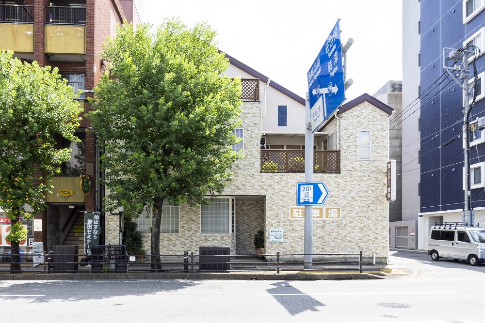 ①医院外観②受付③待合室