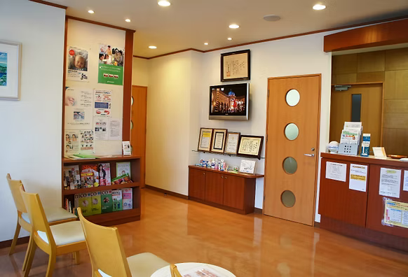①受付 ②③診療風景