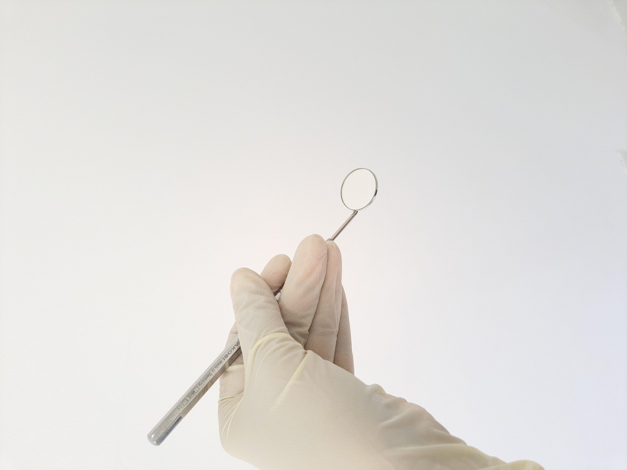 ①診療室※写真はイメージです。　②治療器具※写真はイメージです。　③デンタルケア※写真はイメージです。