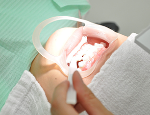 魅力的な笑顔で自身に満ちた毎日を