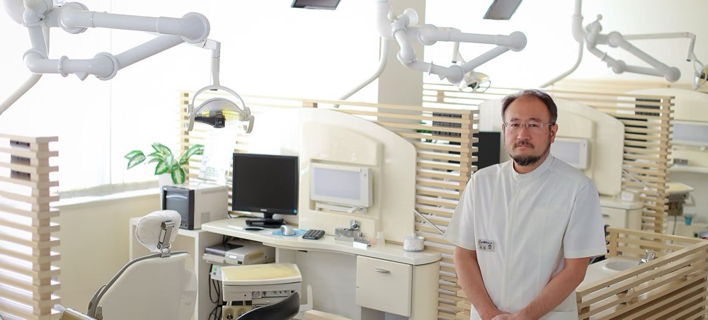 見た目や噛む力が天然歯に近く、長期的な使用が可能です。