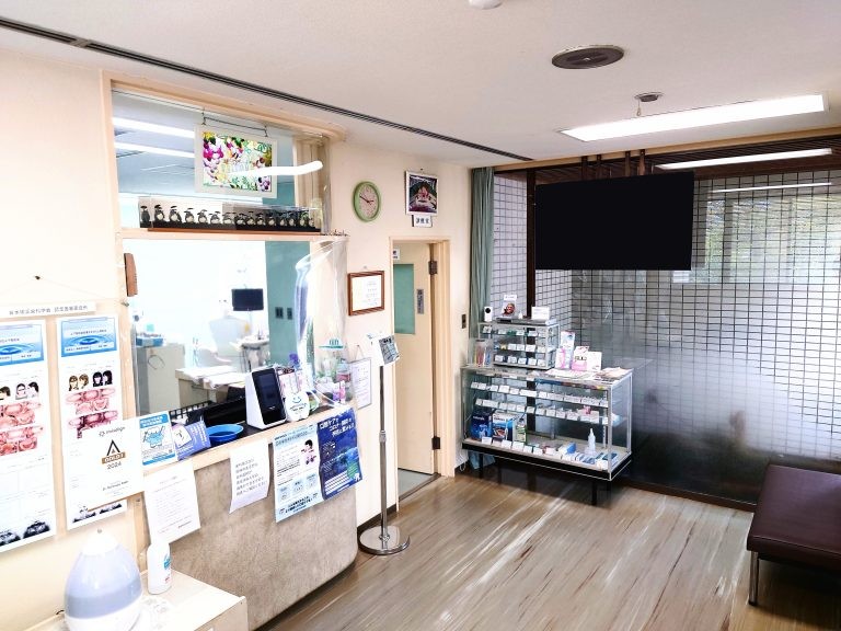 ①医院外観②受付③診療室